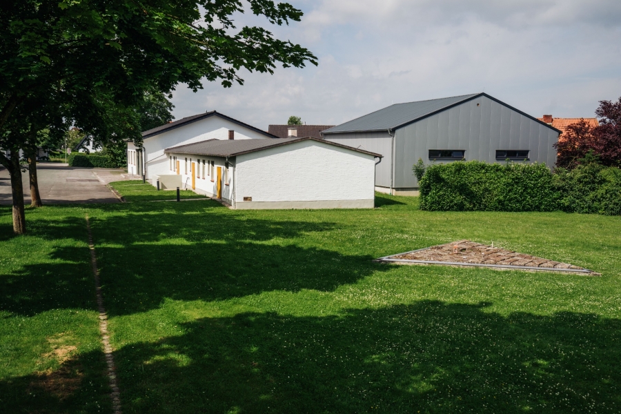 Der neue GeDenkOrt befindet sich direkt neben dem Mahnmal am Appellplatz des ehemaligen KZ Niederhagen in Wewelsburg und ist am Samstag, den 17. August von 14 bis 17 Uhr geöffnet. (©Kreismuseum Wewelsburg, André Heinermann)